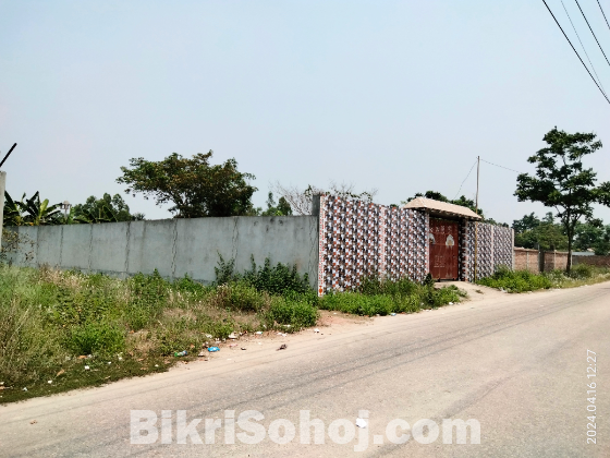 দক্ষিণ মুখী কর্নার প্লটটির দুই দিকেই রাস্তা